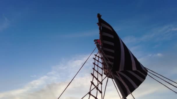 Mast Segling Forntida Vikingaskepp Går Vind Nära Håll — Stockvideo