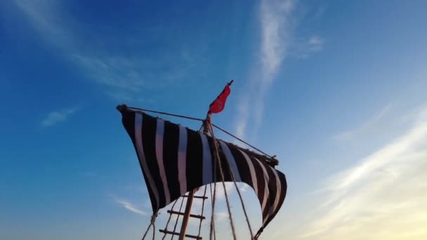 Mástil Vela Antiguo Barco Vikingo Hacia Abajo Viento Cerca — Vídeo de stock