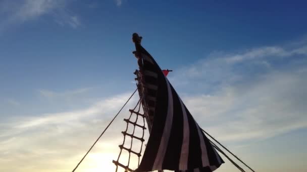Yelkenli Kadim Viking Gemisi Rüzgar Yönünde Yaklaşır — Stok video