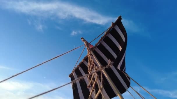 Maszt Żeglarstwo Starożytny Statek Wikingów Idzie Pod Wiatr Zbliżenie — Wideo stockowe