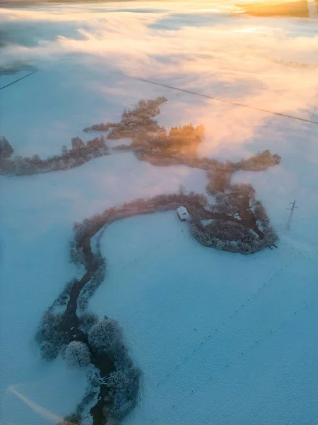 얼어붙은 나무가 아름다운 겨울철의 풍경을 공중에서 로열티 프리 스톡 이미지