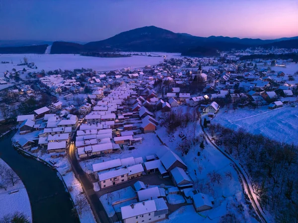Aerial View Snowy Mountain Town Nighttime Rechtenvrije Stockfoto's