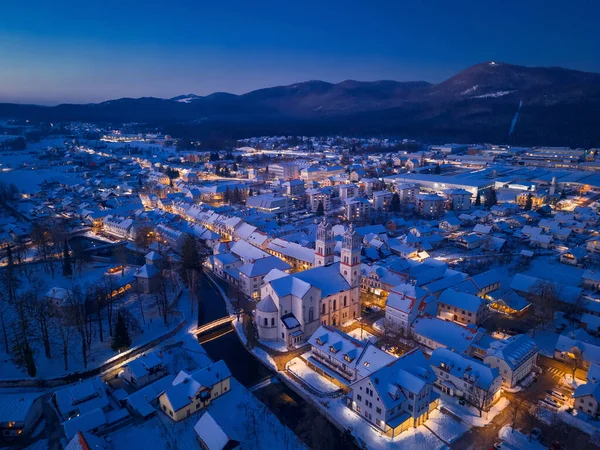 夜景下雪山镇的鸟瞰图 图库图片