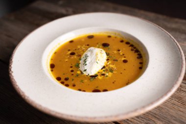 Balkabağı Çorbası Kızarmış Fındık, Kabak Tohumu Yağı ve Ekşi Krema Espuma ile süslenmiş