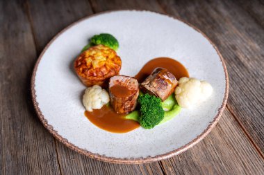 Brokoli, Karnabahar, Patates Suflesi, Bezelye Püresi ve Tabakta Yarı- gdantel Soslu Domuz filetosu