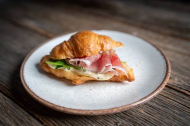 Prosciutto, Arugula ve yer mantarlı mini tereyağlı kruvasan.