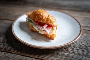 Prosciutto, Arugula ve yer mantarlı mini tereyağlı kruvasan.