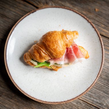 Prosciutto, Arugula ve yer mantarlı mini tereyağlı kruvasan.