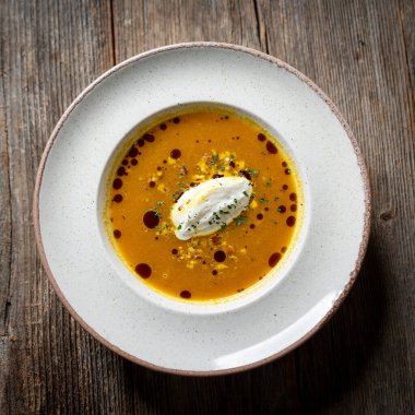 Balkabağı Çorbası Kızarmış Fındık, Kabak Tohumu Yağı ve Ekşi Krema Espuma ile süslenmiş