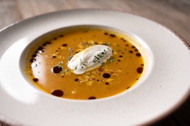 Balkabağı Çorbası Kızarmış Fındık, Kabak Tohumu Yağı ve Ekşi Krema Espuma ile süslenmiş