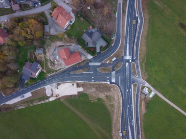 Kırsal alanda modern bir yol kesişiminin havadan görüntüsü