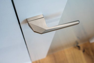 Minimalist tasarımda modern kapı kolu