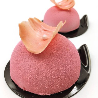 İnci kaplamalı kek.