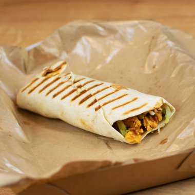 Kağıt üzerinde karton kutuda tortilla. Kağıt ambalajında fast food.