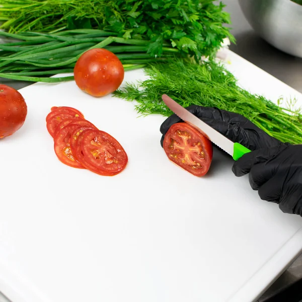 Mãos Cozinheiro Luvas Borracha Pretas Cortam Tomates Mesa Estão Salsa — Fotografia de Stock