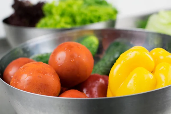 Verduras Frescas Lavadas Primer Plano Metal —  Fotos de Stock