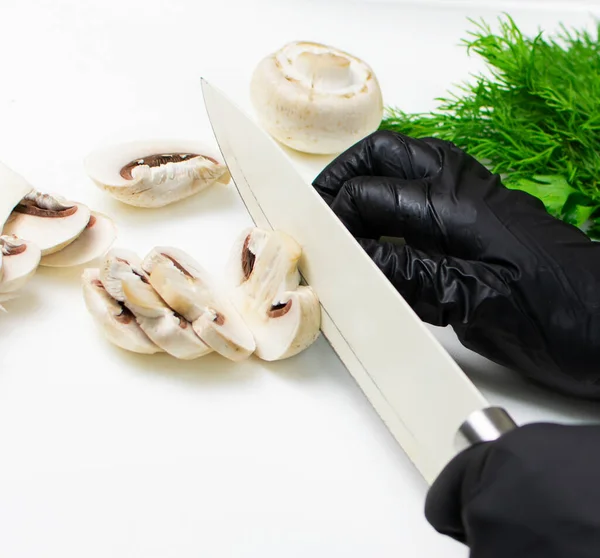 Mãos Cozinheiro Luvas Borracha Pretas Cortam Cogumelos Com Faca Salsa — Fotografia de Stock