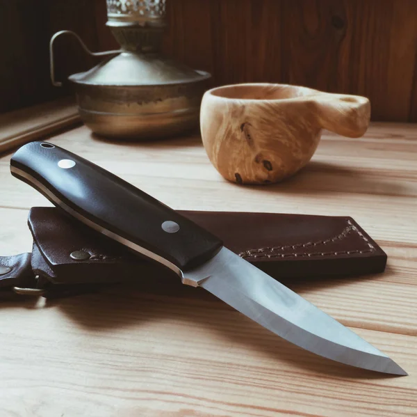 Messer Mit Lederscheide Vorhanden Hintergrund Ein Traditioneller Finnischer Holzbecher Und — Stockfoto