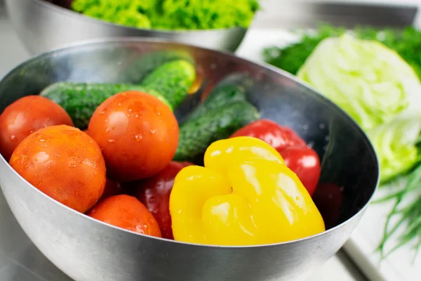 新鲜洗净的甜椒 西红柿和黄瓜放在金属盘子里 卷心菜和其他蔬菜都在后面 — 图库照片#