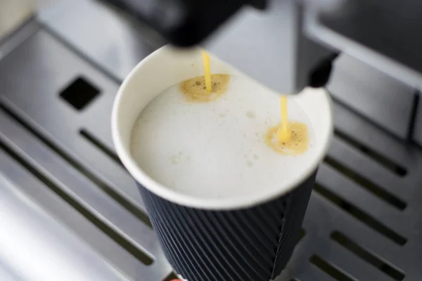 在咖啡机里用牛奶煮咖啡 — 图库照片#