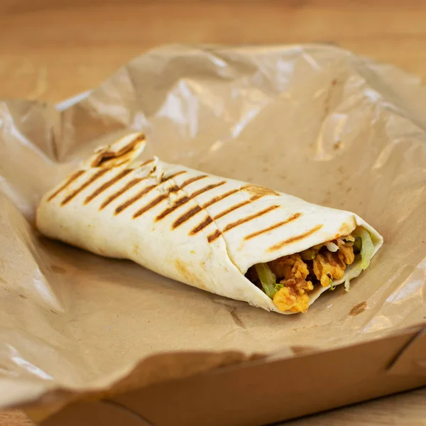 Kağıt Üzerinde Karton Kutuda Tortilla Kağıt Ambalajında Fast Food — Stok fotoğraf