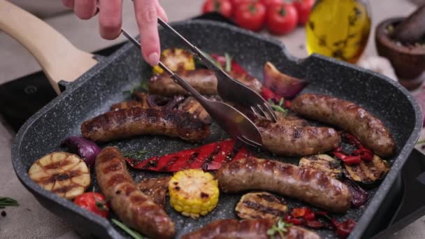 Saucisses Porc Juteuses Maison Avec Des Épices Des Légumes Friture — Video