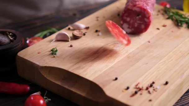 Krojone Kółka Kiełbasy Salami Spadające Drewnianą Deskę Krojenia Kuchni Domowej — Wideo stockowe
