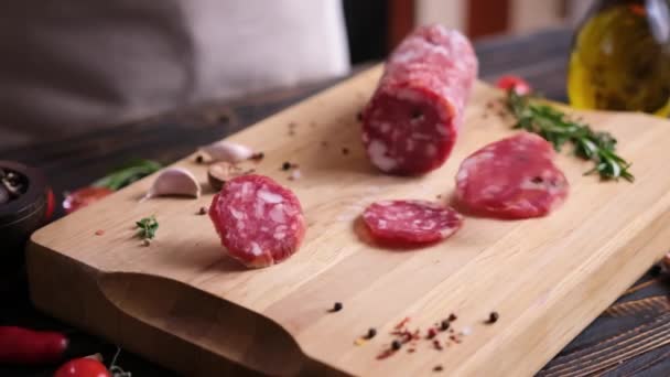 Círculos Fatiados Salsicha Salame Caindo Tábua Corte Madeira Cozinha Doméstica — Vídeo de Stock