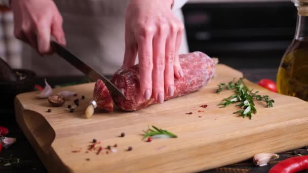 Mujer Cortando Salchichas Salami Con Cuchillo Cocina Doméstica Imágenes Alta — Vídeos de Stock