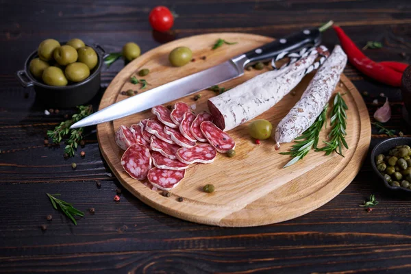 西班牙家庭厨房木制切菜板上的意大利腊肠 — 图库照片