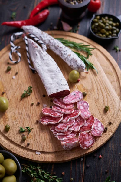 Salame Spagnolo Fuet Salumesul Tagliere Legno Cucina Domestica — Foto Stock