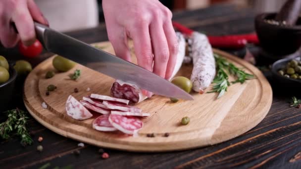Vrouw Snijden Traditionele Fuet Salami Worst Houten Snijplank Huiselijke Keuken — Stockvideo