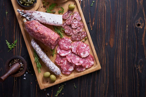 Salame Fuet Tradizionale Spagnolo Salsiccia Sul Tagliere Legno Cucina Domestica — Foto Stock