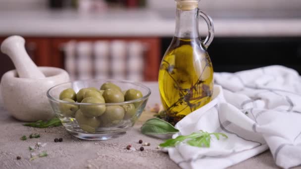 Aceitunas Verdes Vinagre Cuenco Vidrio Cocina Doméstica — Vídeos de Stock