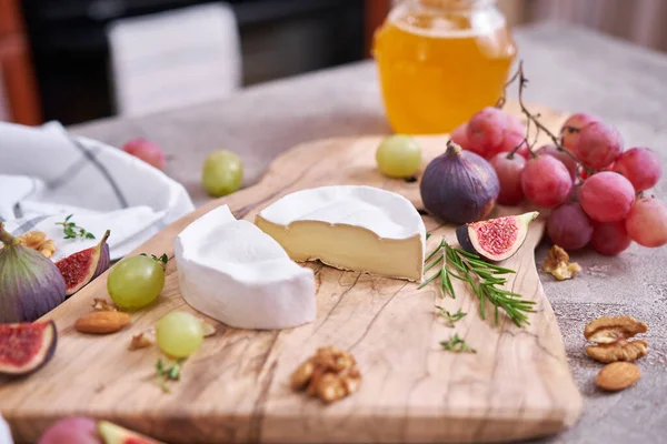 Plasterki Sera Camembert Lub Brie Desce Krojenia Drewna Kuchni Domowej — Zdjęcie stockowe