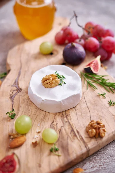 Formaggio Camembert Brie Tagliere Legno Cucina Domestica — Foto Stock