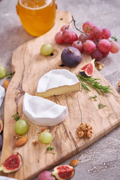 Krájený Sýr Camembert Nebo Brie Dřevěné Řezací Desce Kuchyni — Stock fotografie
