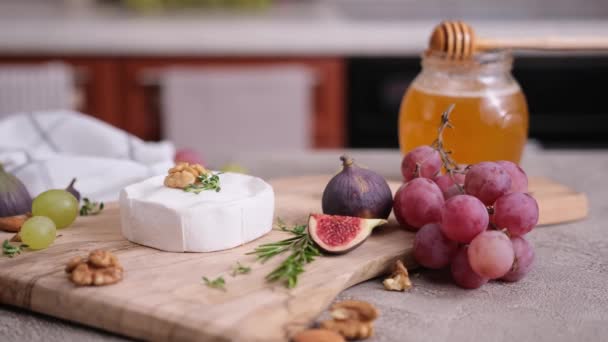 Queijo Camembert Brie Tábua Corte Madeira Cozinha Doméstica — Vídeo de Stock