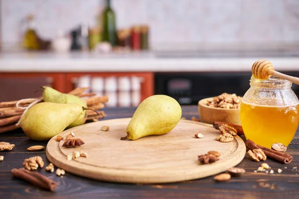 家庭用キッチンの木製まな板に有機梨を熟す — ストック写真