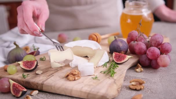 Vrouw Zet Een Vork Stuk Camembert Brie Kaas Huishoudelijke Keuken — Stockvideo