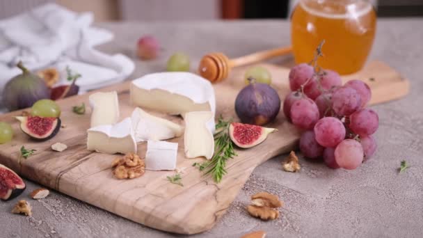 厨房木制切菜板上的Camembert或Brie奶酪片 — 图库视频影像