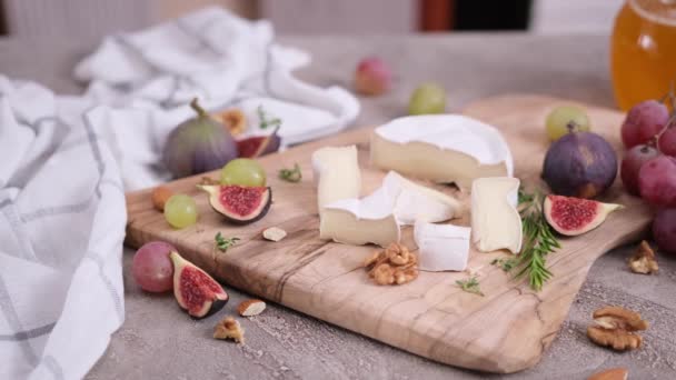 国産キッチンの木製まな板の上でカンバートやブリーチーズのスライス — ストック動画