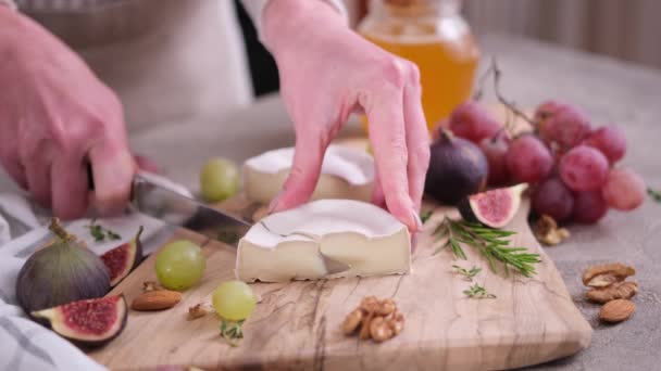 Vrouw Snijdt Camembert Brie Kaas Houten Snijplank Huiselijke Keuken — Stockvideo