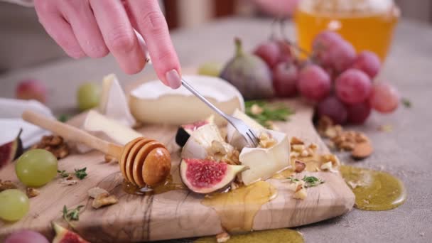 Femme Met Sur Morceau Fourchette Camembert Brie Fromage Cuisine Domestique — Video