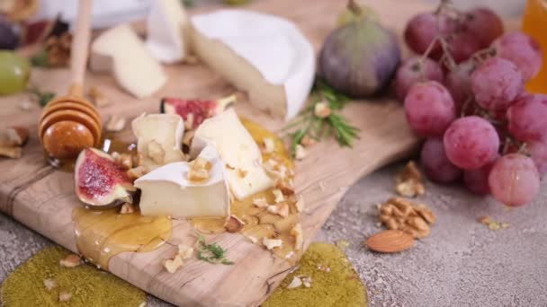 Kawałki Sera Camembert Lub Brie Drewnianej Desce Krojenia Kuchni Domowej — Wideo stockowe