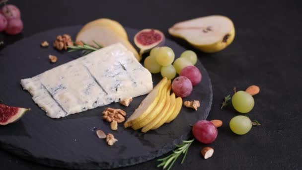 Tradiční Italský Sýr Gorgonzola Kamenné Řezbářské Desce — Stock video