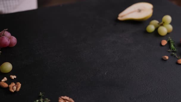 Жінка Кладе Камінь Стіл Традиційним Італійським Сиром Горгонзола — стокове відео