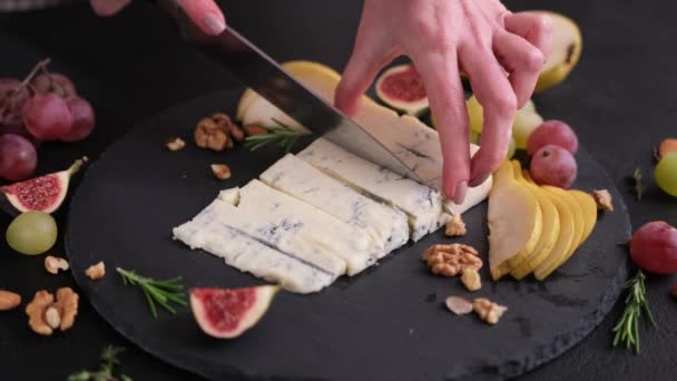 Vrouw Snijden Traditionele Italiaanse Gorgonzola Kaas Steen Seving Board — Stockvideo