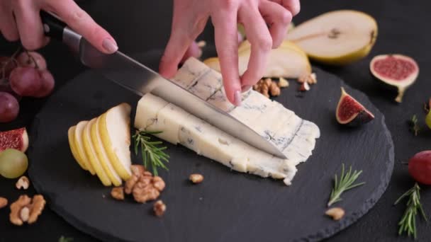Frau Schneidet Traditionellen Italienischen Gorgonzola Käse Auf Steintrennbrett — Stockvideo