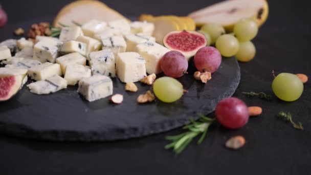 Κομμένο Παραδοσιακό Ιταλικό Τυρί Gorgonzola Πέτρινο Ξύλο Κοπής — Αρχείο Βίντεο